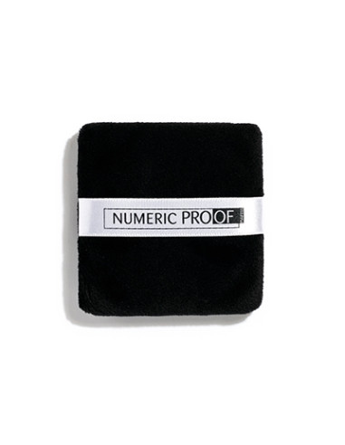Houpette carrée noire 8cm NUMERIC PROOF
