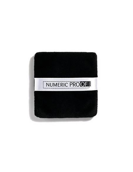 Houpette carrée noire 8cm NUMERIC PROOF